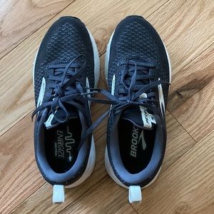 🏃🏻‍♀️Brooks Womens Medium 6.5🏃🏻‍♀️Revel 4